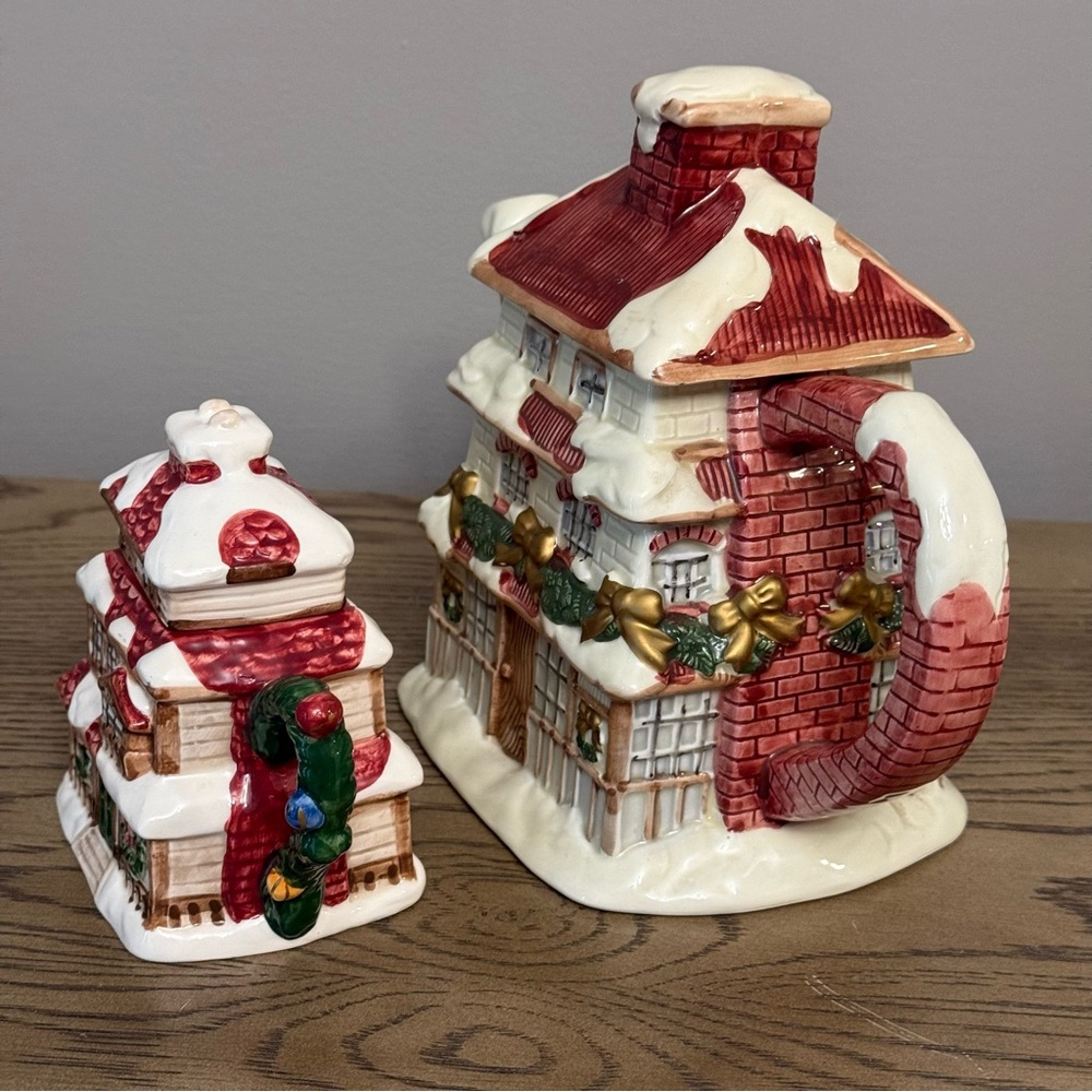 Fitz and Floyd Dickens Christmas Village Windsor Teapot and Creamer - Picture 3 of 11